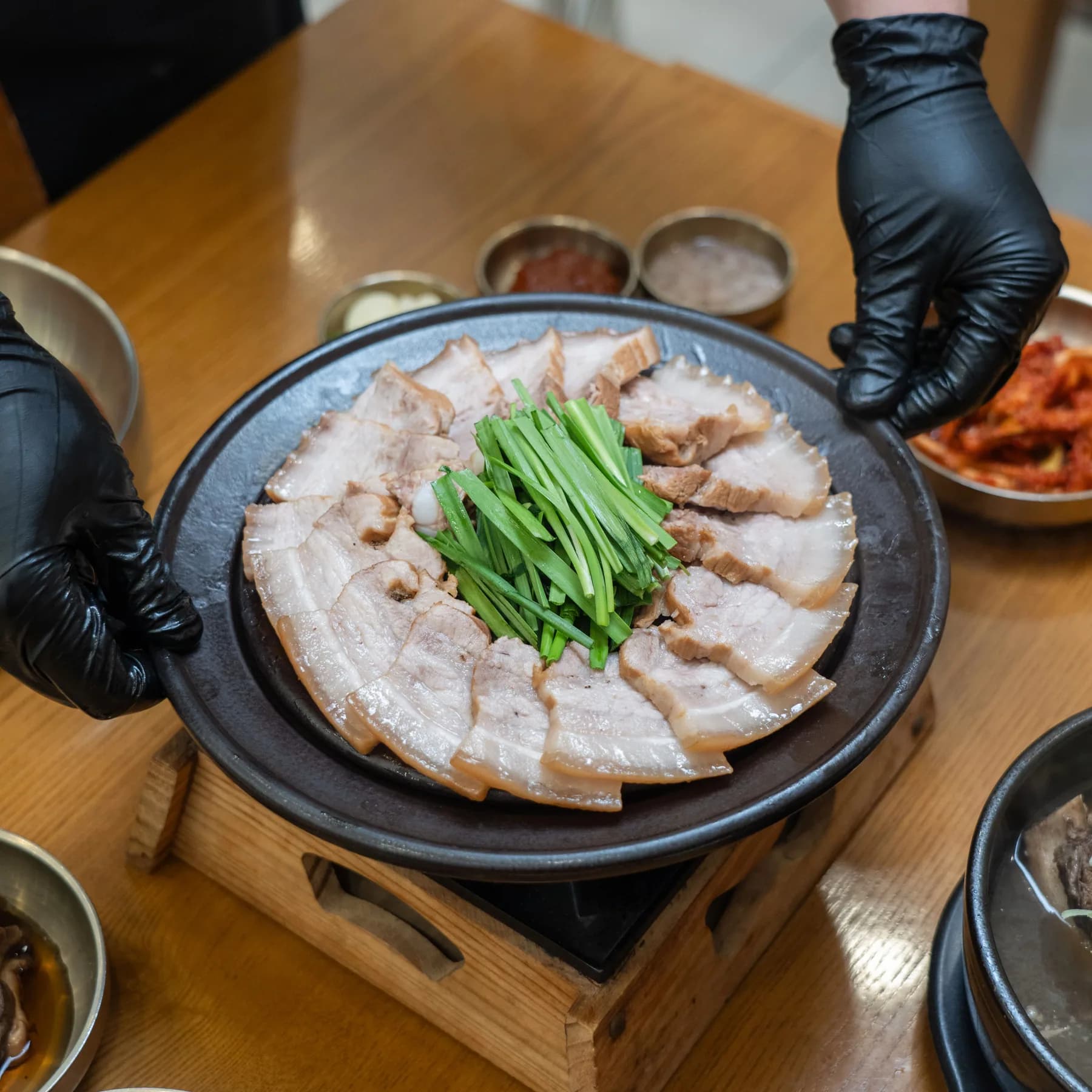 부추와 함께 담아낸 제일면옥 보쌈 한 접시