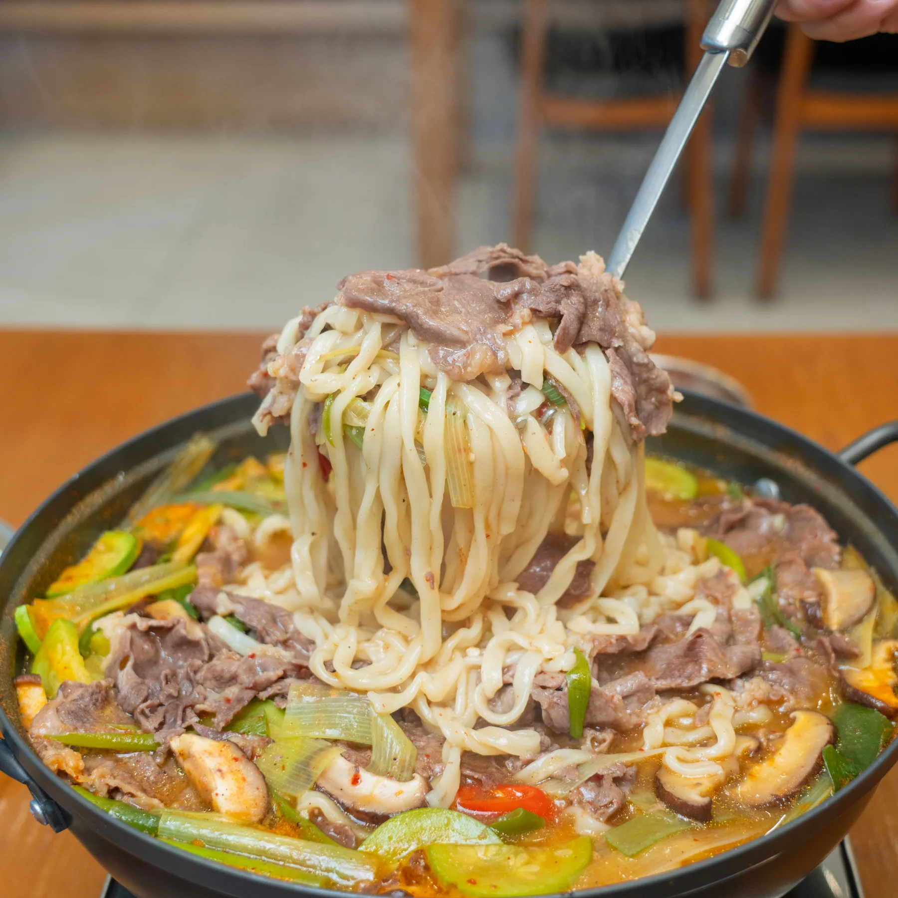 소고기와 채소를 넉넉히 담은 제일면옥 얼큰소칼국수